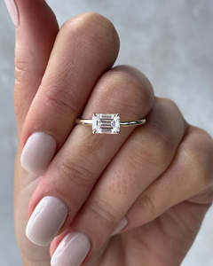 แหวนเพชรเม็ดเดี่ยวสีมรกตตะวันออกตะวันตกสุดหรูแหวนหมั้นทันสมัยสีเหลืองบริสุทธิ์18K - Product Image 3