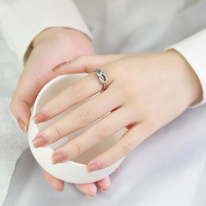 Anillo de Dedo de Acero Inoxidable con Nudo, Multicolor Disponible, Impermeable, Minimalista, Apilable, Unisex, Moderno, para Uso Diario - Product Image 3