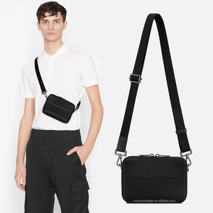 Bolso bandolera de hombre de piel de guijarro negro con logotipo personalizado, bandolera de hombro con doble cremallera para hombre - Product Image 5