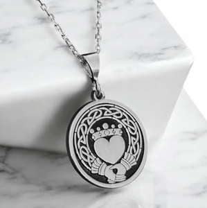 Elegante Collana Claddagh in Acciaio Inossidabile 316L Placcato Oro 18k, Ciondolo Celtico, Gioiello Irlandese, Catena a Cuore, Regalo per Lui e Lei - Product Image 3