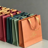 Tas Kartu Putih Mewah Ringan yang Tahan Lama dan Dapat Didaur Ulang dengan Logo dan Embossing Kustom, Daya Tahan Kuat hingga 9kg untuk Pakaian