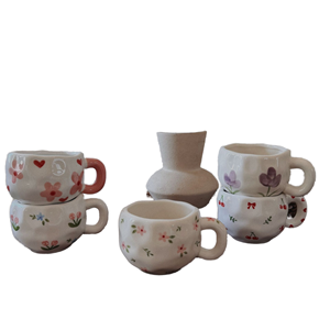 Juego de Taza y Plato de Cerámica con Diseño Floral Pintado a Mano, Diseño Novedoso con Bandeja Irregular para Té de la Tarde o Leche - Product Image 1