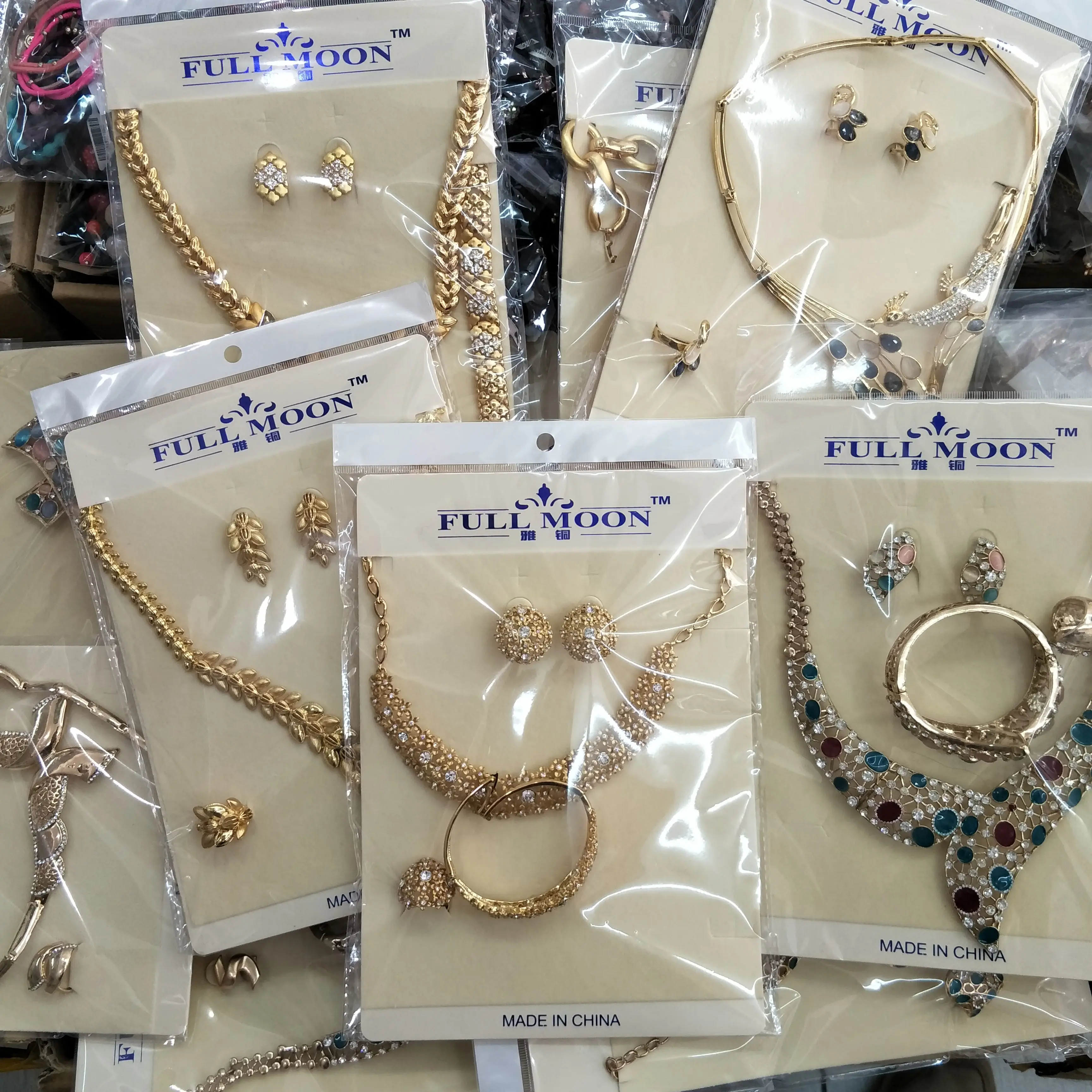 Set di bigiotteria a quattro pezzi set di gioielli misti a buon mercato set di gioielli misti assortimento sconto dozzina di gioielli bijoux