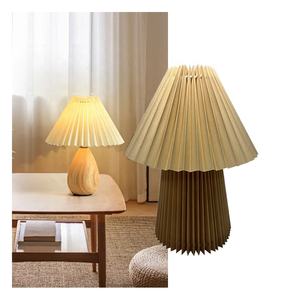 Lampe de table d'intérieur moderne <span class=keywords><strong>et</strong></span> minimaliste avec cadre en métal <span class=keywords><strong>et</strong></span> abat-jour en tissu plissé pour salon ou chambre à coucher - Product Image 1