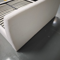 Lit plateforme Queen moderne et minimaliste avec cadre en tissu de lin rembourré, cadre en mousse et lattes en contreplaqué, profil bas