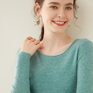 Vêtements personnalisés Mode décontractée Mongolie moderne Col roulé <span class=keywords><strong>Grosse</strong></span> <span class=keywords><strong>maille</strong></span> Vente en gros Pull en <span class=keywords><strong>laine</strong></span> et cachemire pour femmes - Product Image 4