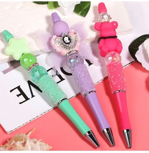 Nouveau style promotionnel : Stylo à bille en plastique <span class=keywords><strong>color</strong></span>é et scintillant avec breloque à perles DIY, personnalisable avec LOGO, idéal pour cadeaux, école et bureau - Product Image 4