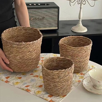 Vente en gros de paniers de fleurs tissées en herbe Seau à étreindre Bouquet de roses à main Arrangement décoratif de fleurs fraîches