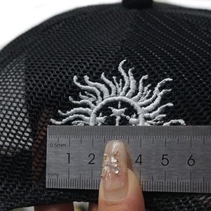 Casquette de camionneur en daim noir avec logo imprimé personnalisé sur le devant, broderie de logo, étiquette personnalisée - Product Image 5
