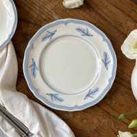 Service de table en céramique bleu vintage français avec motif plume en relief, comprenant un kit de tasses, une théière cannelée et des assiettes creuses, compatible micro-ondes