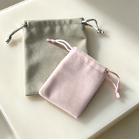 Pochette à bijoux personnalisée en velours doux avec cordon de serrage, idéale pour l'emballage cadeau de marques et le rangement quotidien des bijoux