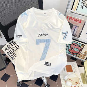 T-shirt d'été en maille ajourée à col en V pour homme, style sportif vintage, imprimé, coupe ample à manches courtes - Product Image 2