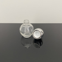 Flacon en verre plat transparent de 30 ml en forme de gourde avec bouchon à vis argenté, personnalisable par sérigraphie pour produits essentiels