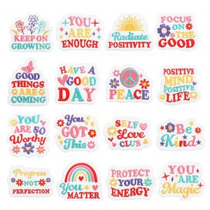 Patch brodé thermocollant avec des mots positifs et motivants colorés - Vous êtes magique, soyez gentil - Pour les vêtements des enfants, la décoration de chapeaux, les cadeaux - Product Image 1
