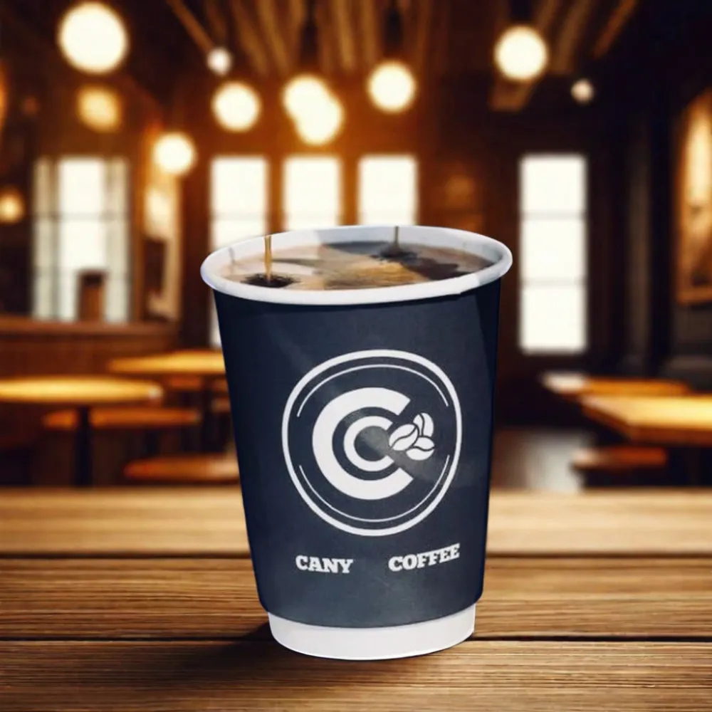 أكواب قهوة من AT PACK باللون الأسود مطبوعة حسب الطلب بسعة 8 أونصة و12 أونصة و16 أونصة و20 أونصة تُستخدم لشرب الكافي مرة واحدة مزودة بأغطية