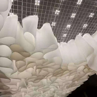 Décoration suspendue de plafond en papier blanc ondulé texturé de luxe pour événements de mariage, restaurants, hôtels et intérieurs commerciaux
