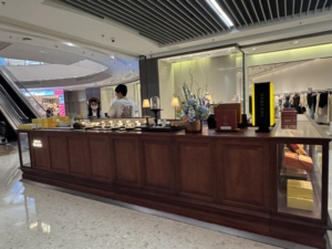 Comptoir d'îlot professionnel de luxe pour petite pâtisserie, vitrine en bois avec éclairage LED, solution d'affichage personnalisable pour le commerce de luxe - Product Image 3
