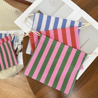 Tas serut kanvas katun bergaris kustom dengan cetakan logo kantong kosmetik kemasan hadiah tas tahan debu