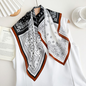 Écharpe en crêpe de Chine de soie à motifs Paisley et blocs de couleur rétro 68x68 cm pour femme, accessoire élégant pour le printemps et l'été - Product Image 2