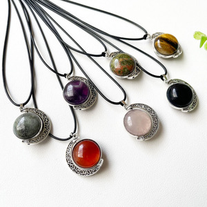 Collana con Ciondolo in Cristallo Naturale di Quarzo, Pietre Curative, Tema Amore, Tendenza Moda, Forma Cabochon - Product Image 1