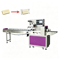 Automatische horizontale flowpack verpakkingsmachine voor vers fruit, aardappelen, ingelegde groenten, met voorvervaardigde zakken en verzegelingsfunctie.