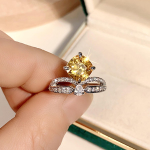 Anello Q866 in Oro Bianco con Diamante Taglio Cushion Naturale, Anello di Fidanzamento da Donna con Diamanti Laterali Colore G - Product Image 6