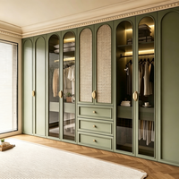 Armoire de style vintage avec tissage en rotin et portes en verre, armoire cintrée sur mesure pour la chambre à coucher