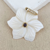 Prix d'usine, accessoires de fabrication de bijoux DIY, pendentifs en coquille blanche naturelle sculptée en forme de fleur, charme en nacre et CZ pour colliers