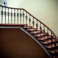 Escalier pliable compact pour quais de bateaux et plateformes d'amarrage maritimes, revêtement antidérapant en maille