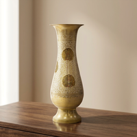 Vase en laiton artisanal élégant, motif paon en relief, imprimé en typographie, décoration artistique pour mariage et maison