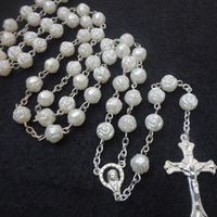 Collier pendentif croix de Jésus avec perles de chapelet en forme de rose et de fleur, perles blanches de 8 mm, vente en gros YWJC Crystal