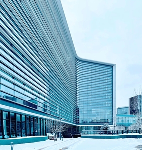 Paneles de Muro Cortina de Vidrio Curvo Contemporáneo con Superficie de Espejo para Aplicaciones Exteriores en Edificios - Product Image 1