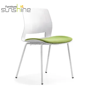סין יצרן זול פלסטיק משרד כיסאות אדם מעוקל עיצוב Stackable טהור Pp כיסא לועידה