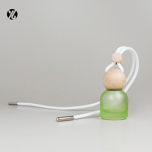 Mini botella de vidrio de Perfume para coche esmerilado amarillo ámbar Rosa transparente vacía de 10ml con tapa colgante de madera redonda para difusor de coche - Product Image 6