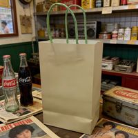 Boîte cadeau en papier beige de luxe avec poignées en corde torsadée en papier vert, emballage élégant pour lunettes/montres, conçu pour les marques haut de gamme
