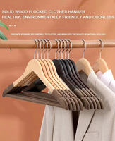 Cintre en bois floqué antidérapant en velours, direct usine, avec logo personnalisé pour l'affichage de costumes, manteaux et vêtements en boutique et hôtel