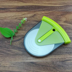 Cortador de Pizza de Acero Inoxidable Verde con Cubierta Protectora, Herramienta para Hornear - Product Image 2