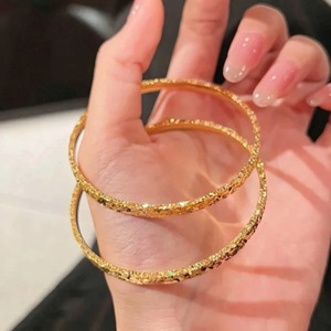 สินค้าไลฟ์สด: กำไลข้อมือแบบเปิดสามด้านสำหรับผู้หญิง พร้อมประกายสีทองและพื้นผิวสีทองวิบวับแบบเย็นตา - Product Image 4