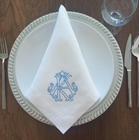 Serviettes en lin monogrammées à double initiale entrelacées, avec logo personnalisé brodé et ourlet festonné, réutilisables