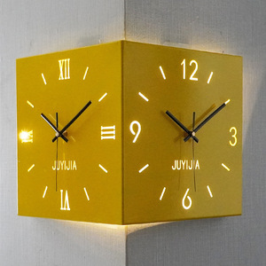 Bán hàng nóng hiện đại cảm ứng sáng góc Đồng hồ treo tường vuông phòng khách trang trí đơn giản hai mặt đồng hồ treo tường - Product Image 3