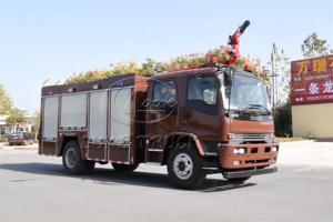 Camion de lutte contre l'incendie durable iSUZU 4x2 6000L avec réservoir renforcé, résistant aux chocs, véhicule de sauvetage incendie, livraison rapide - Product Image 4