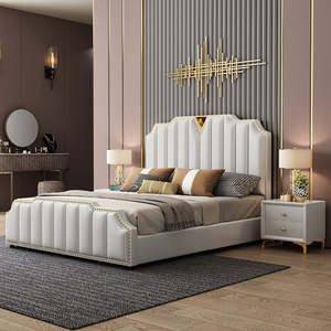 <span class=keywords><strong>Lit</strong></span> élégant à capitons verticaux : Accents dorés en forme <span class=keywords><strong>de</strong></span> clous, table <span class=keywords><strong>de</strong></span> chevet assortie, pièce maîtresse moderne pour la chambre à coucher - Product Image 1