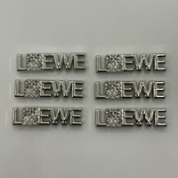 Étiquettes métalliques personnalisées en argent poli anti-corrosion 3D en relief pour vêtements, sacs, chapeaux, chaussettes, lingerie, gants