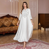 Abaya Modeste pour Femmes Musulmanes, Robe Longue Brodée Florale et Ornée de Cristaux, Silhouette Évasée avec Traîne Chapelle, Idéale pour l'Aïd/Ramadan