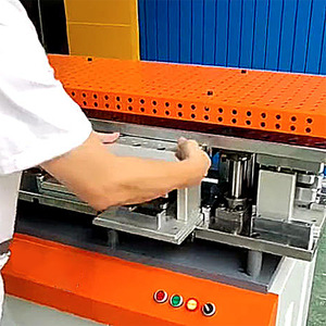 Machine <span class=keywords><strong>de</strong></span> poinçonnage à matrices interchangeables pour le processus <span class=keywords><strong>de</strong></span> poinçonnage des trous d'assemblage des fenêtres et des portes en aluminium - Product Image 3
