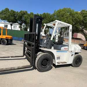 Montacargas TCM FD70Z8 de fábrica con motor Isuzu, horquillas laterales con cilindro y accesorios para manejo de materiales, disponibles en stock. - Product Image 2