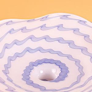 Plato de servir con base de cristal esmerilado azul y blanco con diseño Art Deco para aniversario - Product Image 3