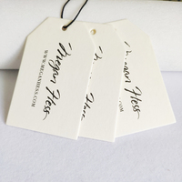 Étiquettes volantes personnalisées en carton ivoire/crème pour vêtements, avec impression de logo en feuille, finition mate blanc cassé pour produits