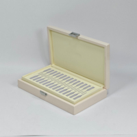 Boîte cadeau en bois laqué brillant avec insert en mousse moulée, logo personnalisé, fermeture à loquet métallique, idéale pour le rangement et la présentation de cadeaux