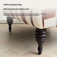 Französischer Retro-Holzsofa-Sessel Gepolsterter Akzent-Armlehnstuhl für Apartments, Villen, Hotels und Fotografieprojekte